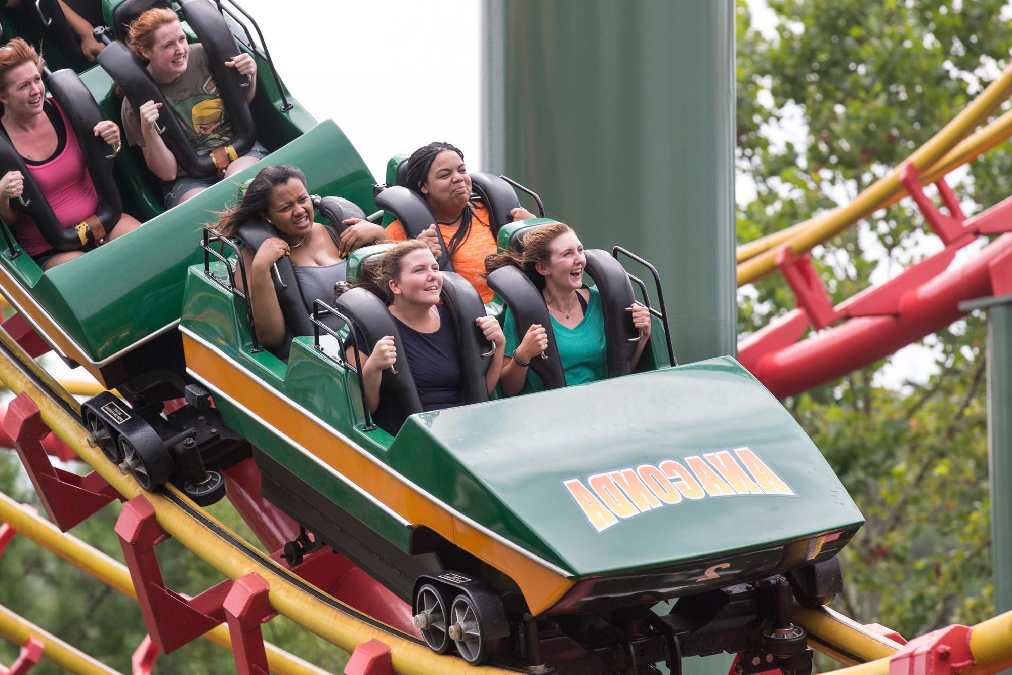 365亚洲版 students study the physics of rollercoasters